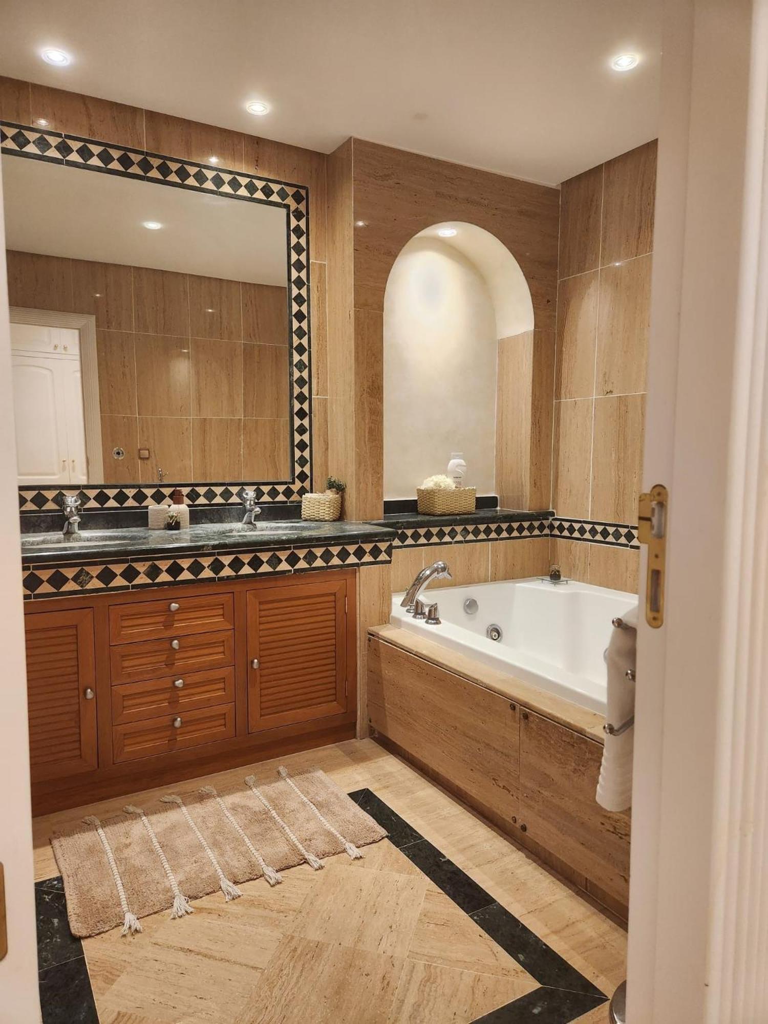 Luxury 2 Bedroom Apartment, Sierra Blanca, Apartamento *